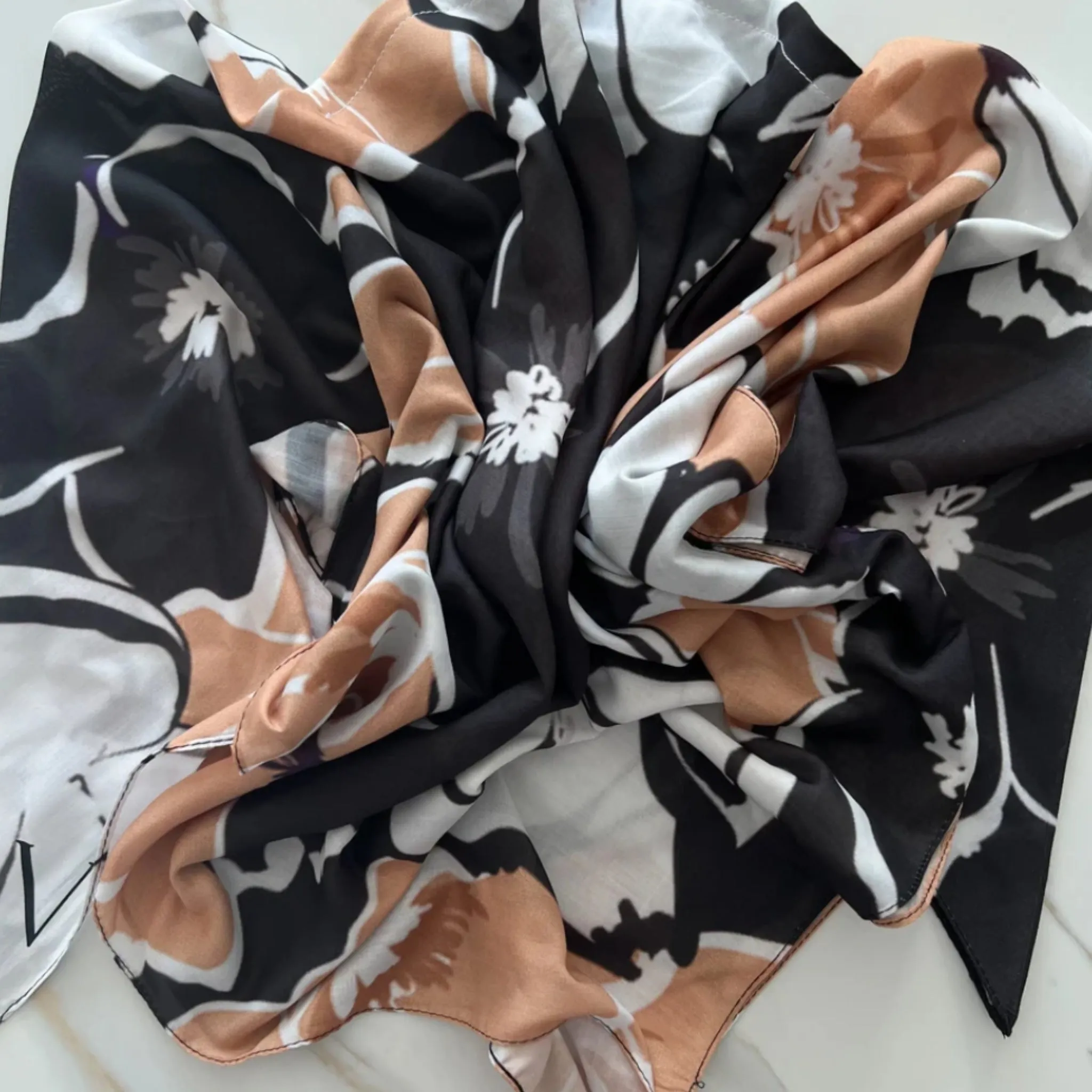 Naia Headscarf by Valeri Many Styles